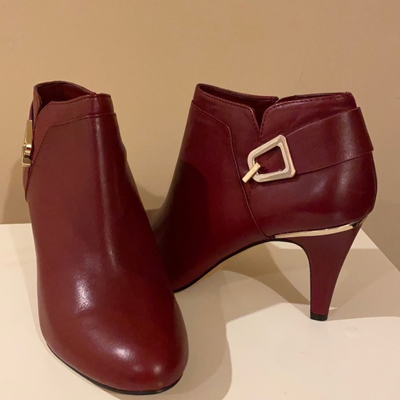 Beautiful BURGUNDY VINCE CAMUTO BOOTIES NEW SIZE 8 - Picture 3 of 3